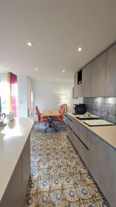 Le 828 : Appartement En Plein Centre De 瓦讷 外观 照片